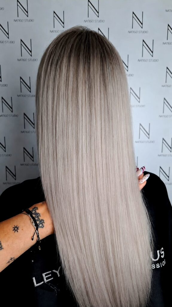 Botoks na włosy Poznań – regeneracja włosów blond po zabiegu w salonie fryzjerskim